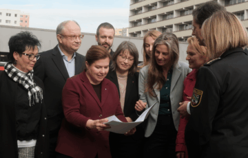 Bescheidübergabe an die Hallische Jugendwerkstatt