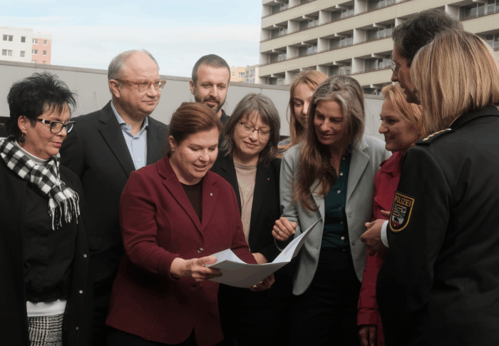 Bescheidübergabe an die Hallische Jugendwerkstatt