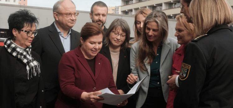 Bescheidübergabe an die Hallische Jugendwerkstatt